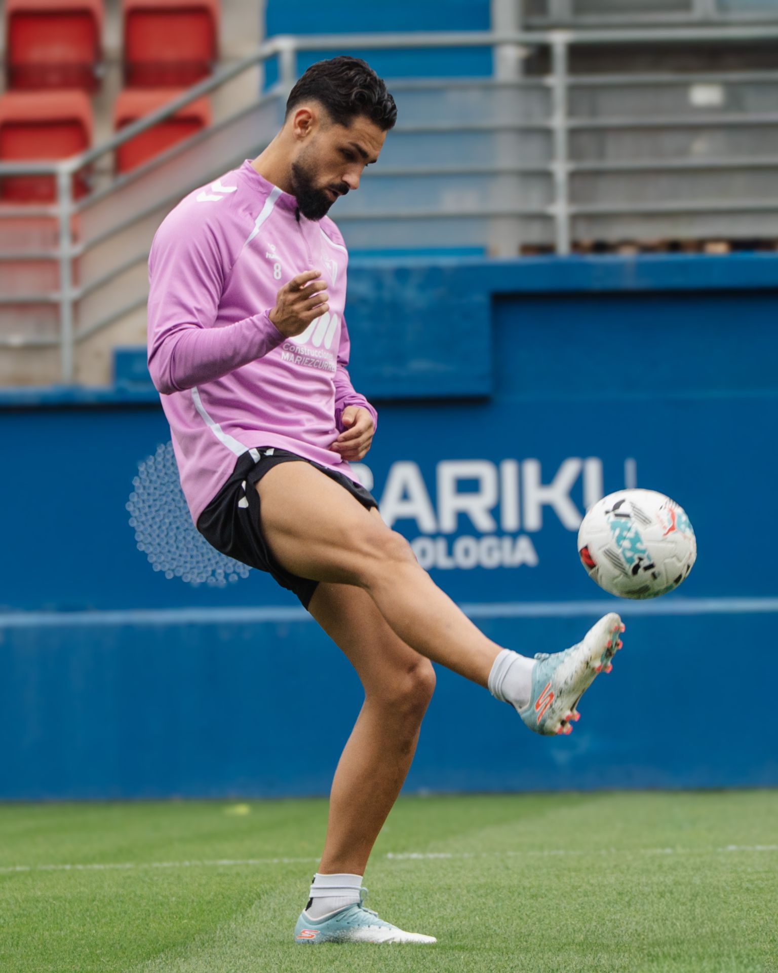 Nolaskaoin juega con el balón en el entrenamiento de Ipurua.