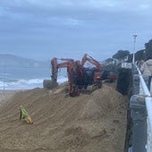 Dos excavadoras ayer por la tarde sobre una montaña de arena.