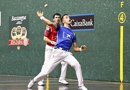 Zabala remata de volea ante la mirada de Altuna III