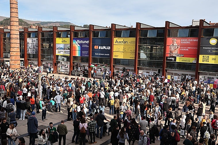 Imagen de la multitudinaria concentración realizada al mediodía en la plaza Landako en recuerdo a Palestina, a las afueras de las instalaciones de Durangoko Azoka.
