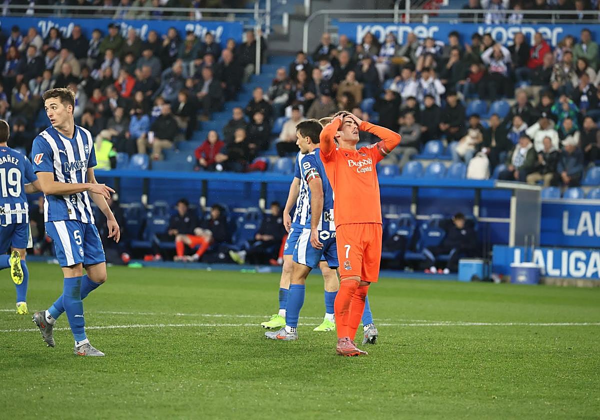 Barrenetxea se lleva las manos a la cabeza en Vitoria.