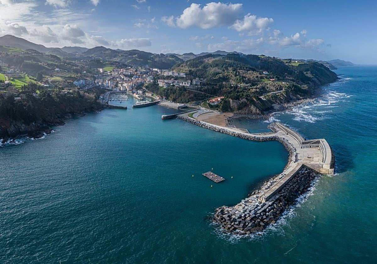 Vista aérea del dique exterior del puerto de Mutriku.