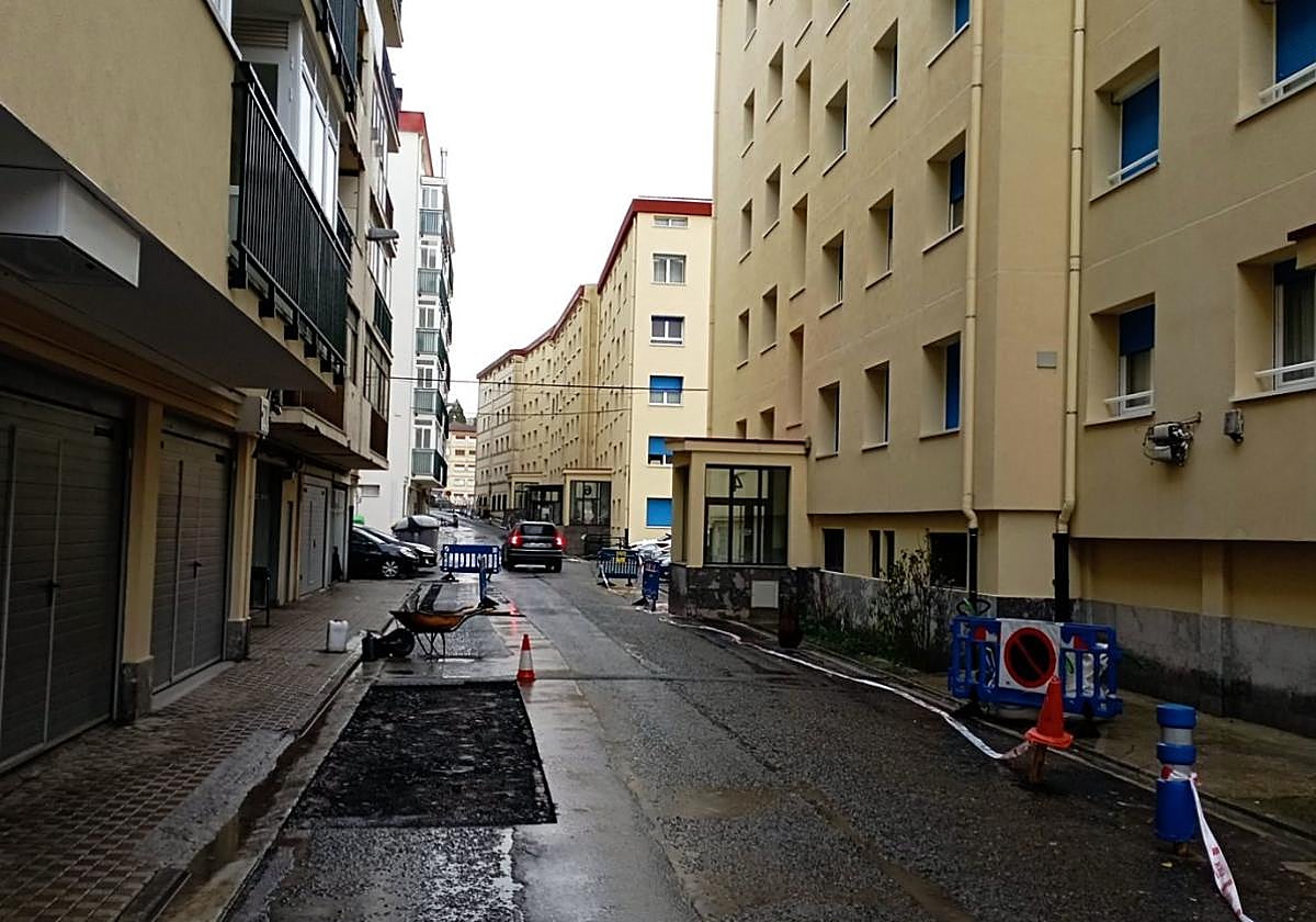 La calle Urgull durante la intervención llevada a cabo en la calzada estos últimos días.