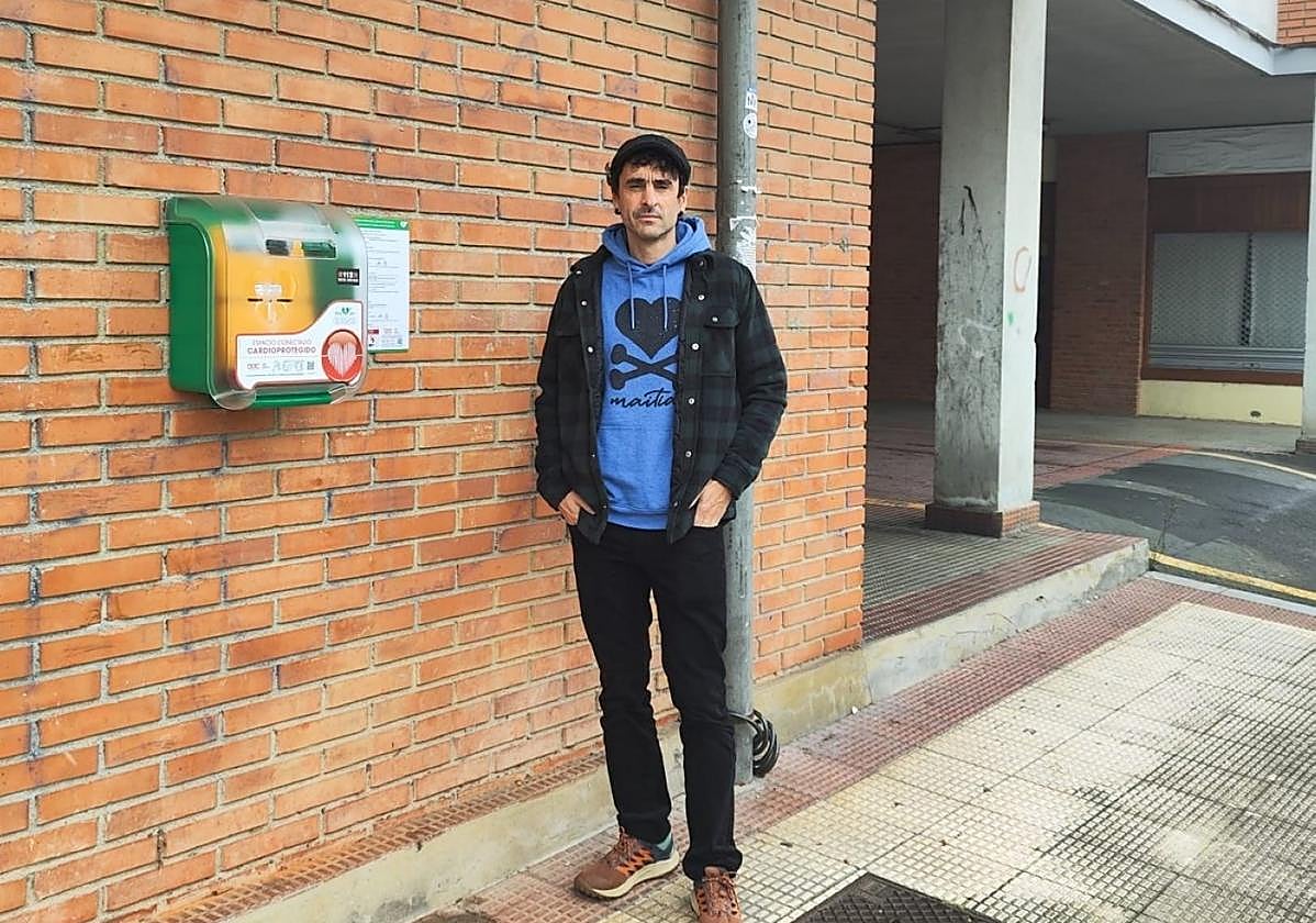El alcalde Gari Iturbe junto a uno de los desfibriladores instalados para facilitar una intervención rápida.