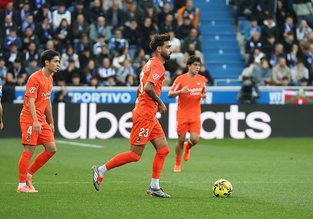 Brais conduce el balón, el sábado en Vitoria.