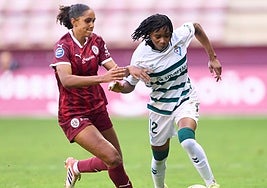 Alimata trata de escapar de la presión de una jugadora del Dux Logroño.