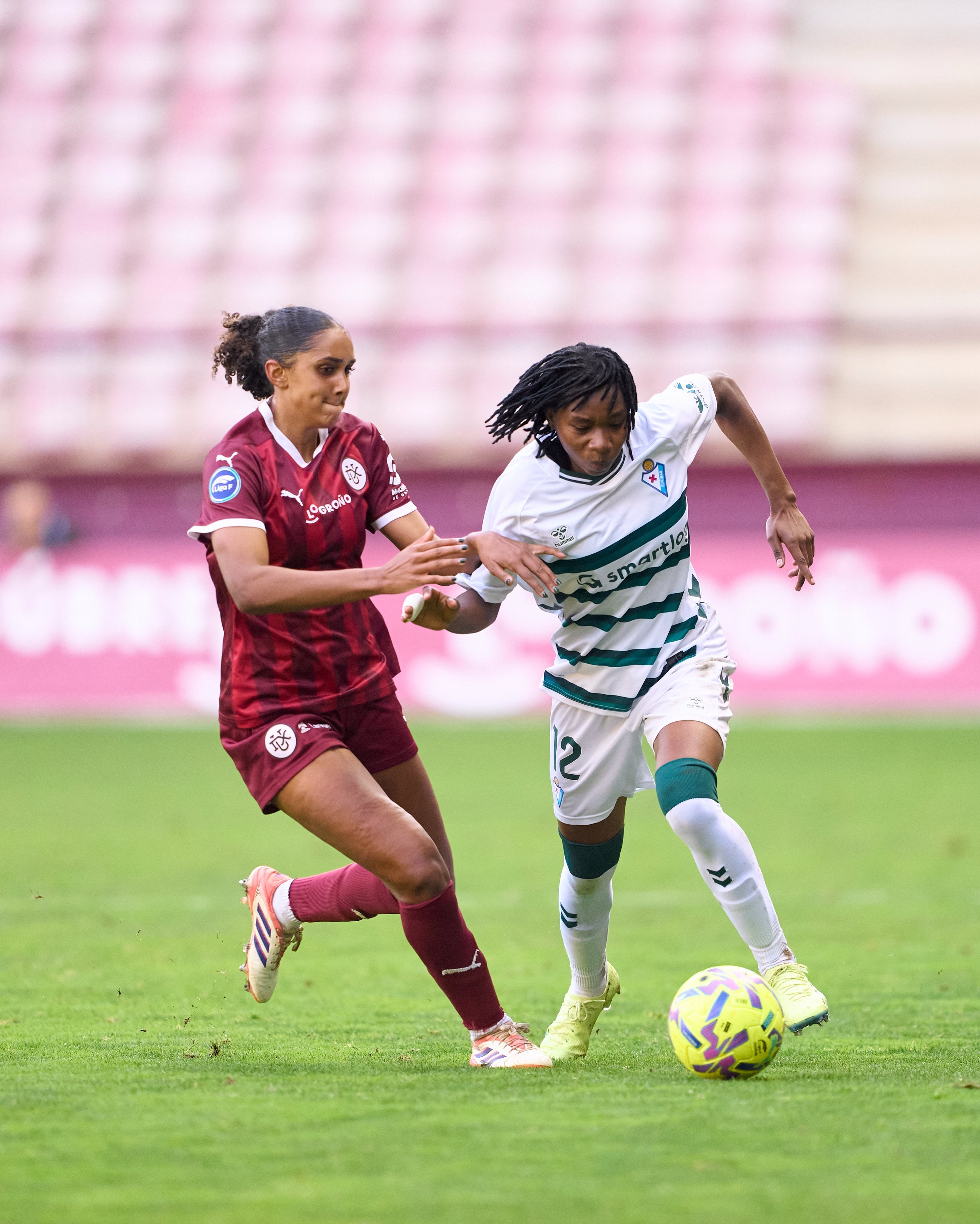 Alimata trata de escapar de la presión de una jugadora del Dux Logroño.