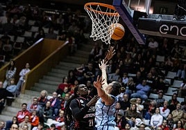 La exjugadora del IDK Lola Pendande lanza sobre María Eraunzetamurgil, este domingo en Girona.
