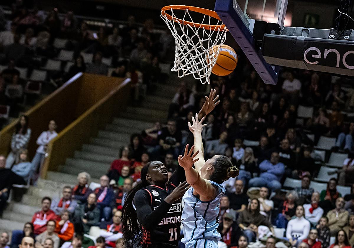 La exjugadora del IDK Lola Pendande lanza sobre María Eraunzetamurgil, este domingo en Girona.