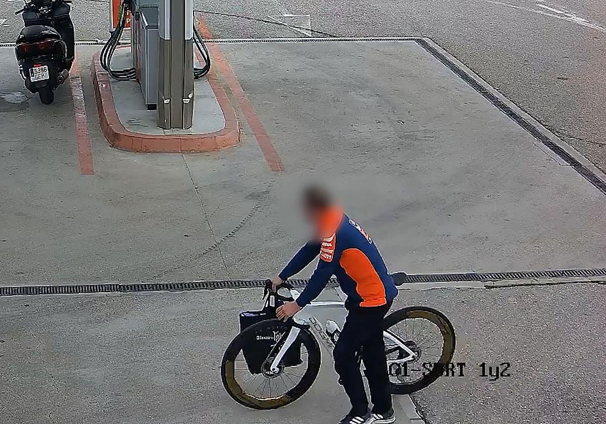 El ladrón con la bicicleta de Jorge Martín parando en una gasolinera de Valencia.
