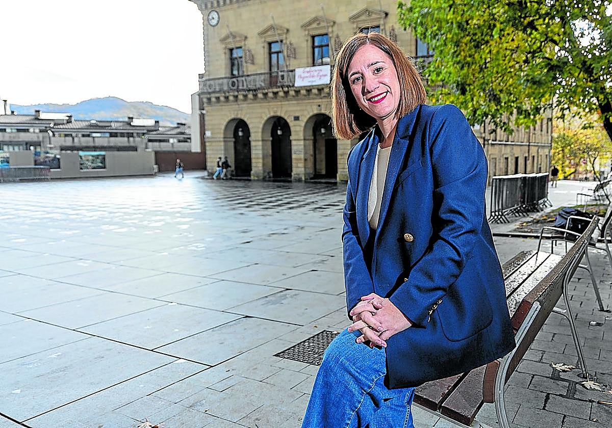 La socialista Cristina Laborda, alcaldesa de Irun, ante el Ayuntamiento que dirige desde hace casi dos años