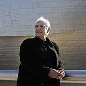 Frank Gehry en el exterior del Guggenheim en 2007.