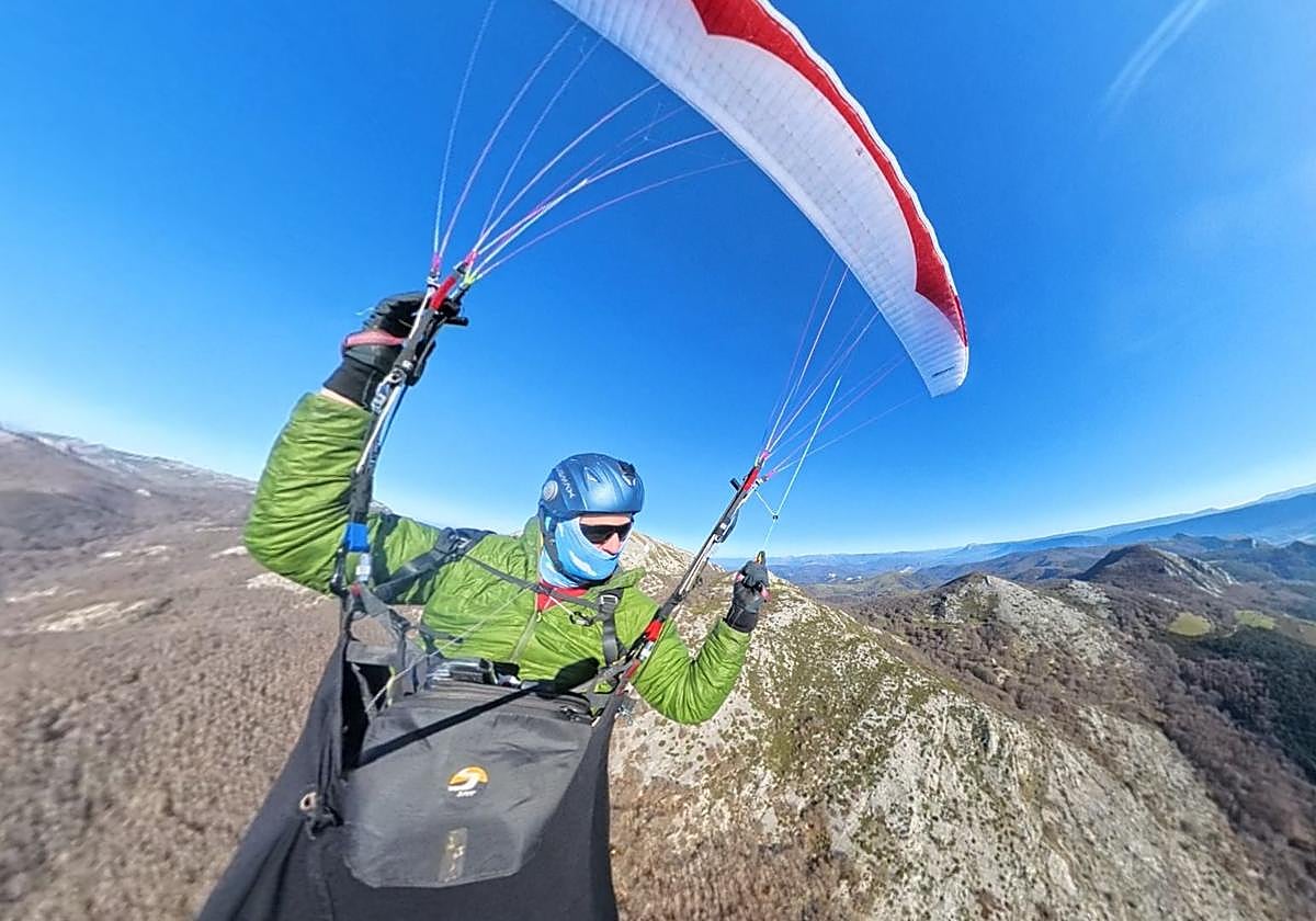 Jon Arruti, en su parapente en uno de los vuelos por Euskadi.