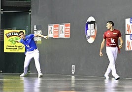 Mariezkurrena II golpea la pelota cerca del rebote ante la mirada de Albisu.