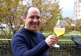 Haritz Rodríguez, con una copa de sidra.