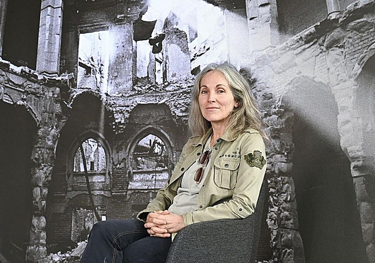 Sunita Idoia Begic Zabaleta, en DV, con la mítica fototomada por Gervasio Sánchez de la biblioteca de Sarajevo bombardeada durante la guerra de Bosnia, en la que ella estudiaba, detrás.