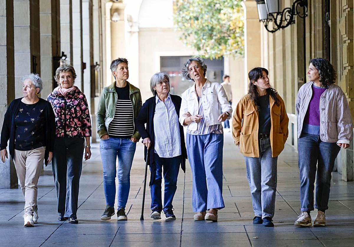 Las siete guipuzcoanas en busca de información sobre sus antepasados posan frente a la Diputación Foral.