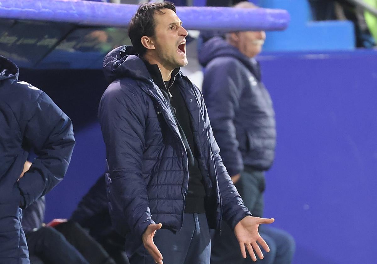 Beñat San José se desgañita en la banda de Ipurua el domingo.