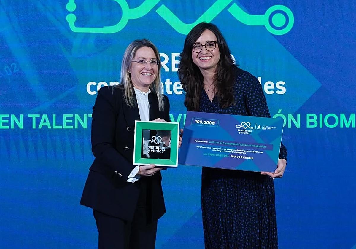 Amaia Cipitria (eskubi) saria jasotzen Madriden.