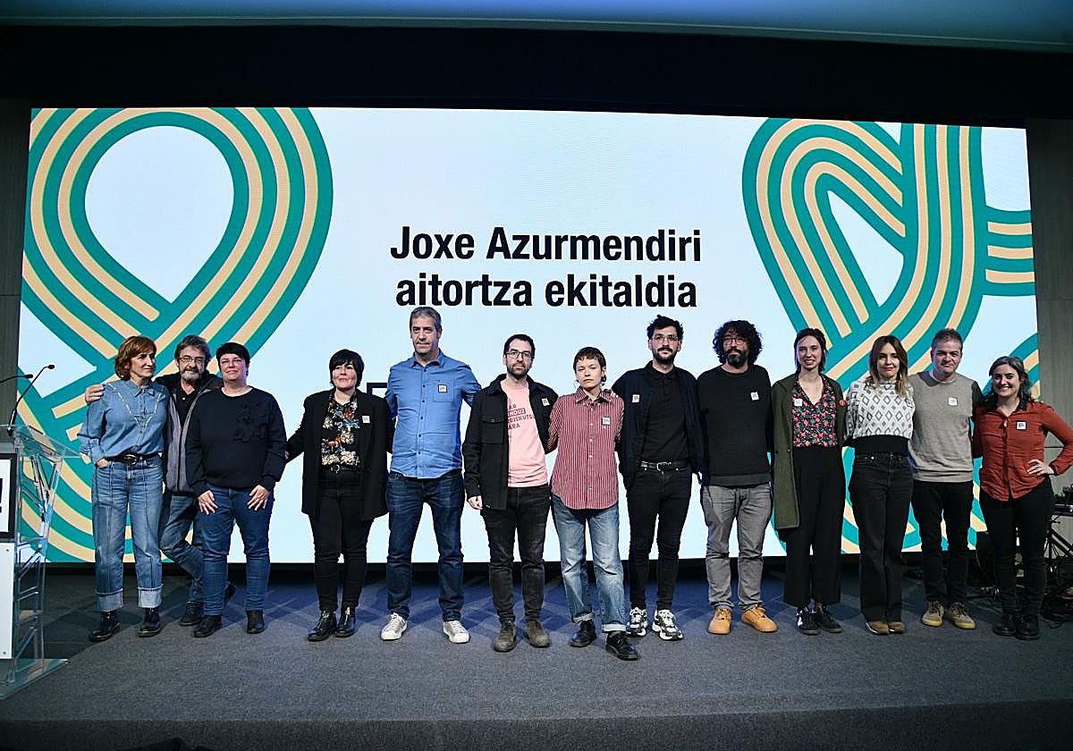 Joxe Azurmendiren omenez antolatutako ekitaldiaren une bat.