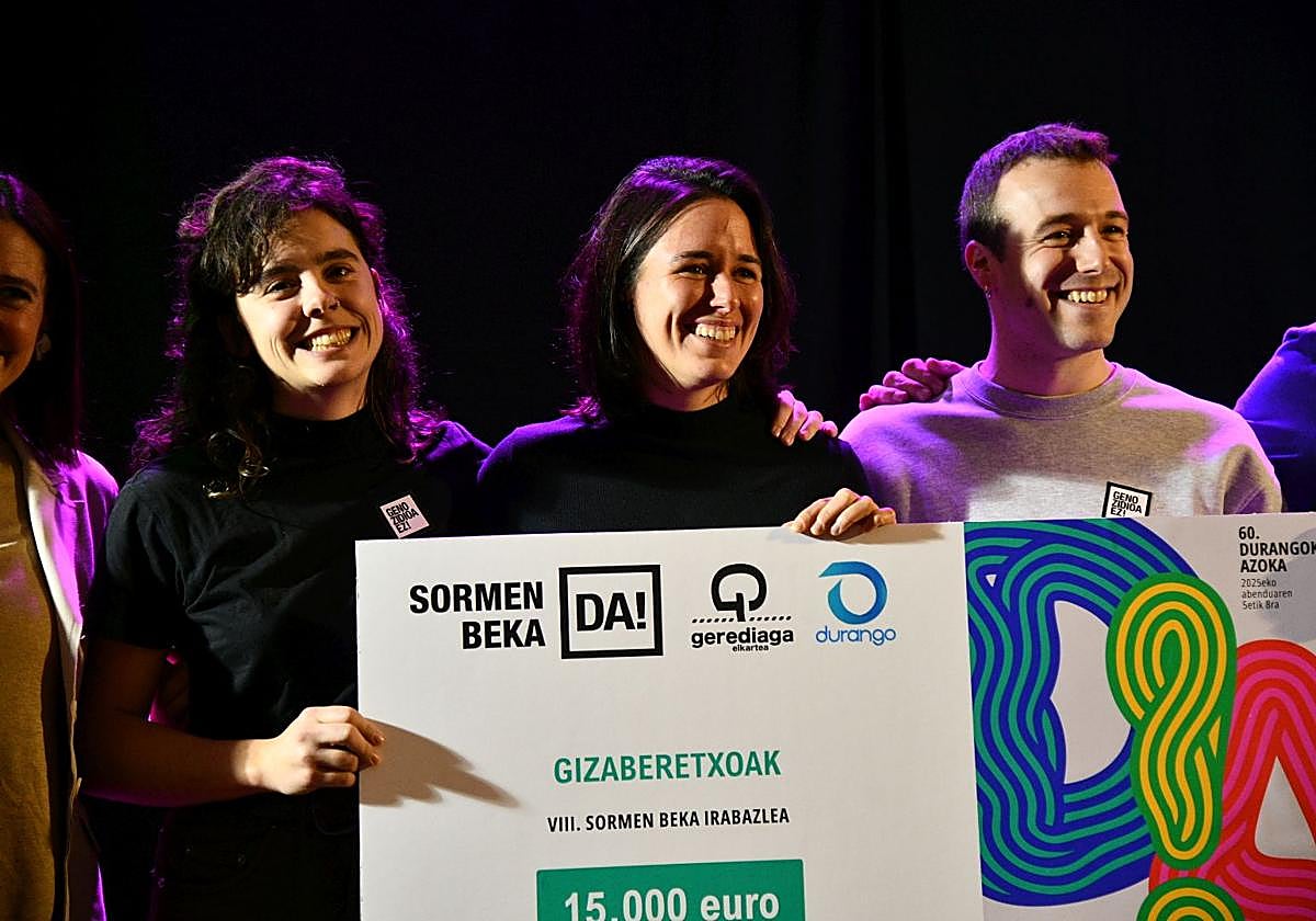 Ainhoa Olaso, Usue Egia eta Mikel Urdangarin, agerraldian.