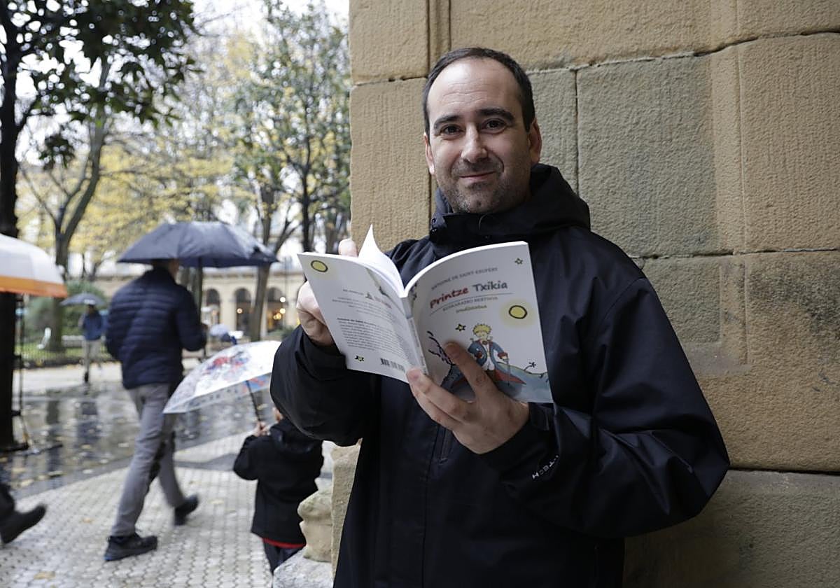 Mila eta bat aldiz irakurri izan du Iñakik 'Printze Txikia'. Argazkiaren bertsioa, berak egindakoa da.