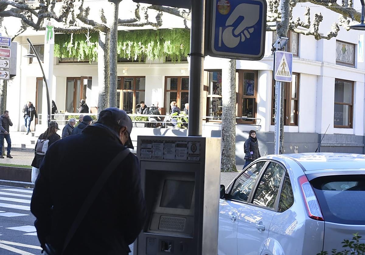 Una persona se dispone a pagar su plaza de OTA en el aparcamiento del paseo San Francisco.