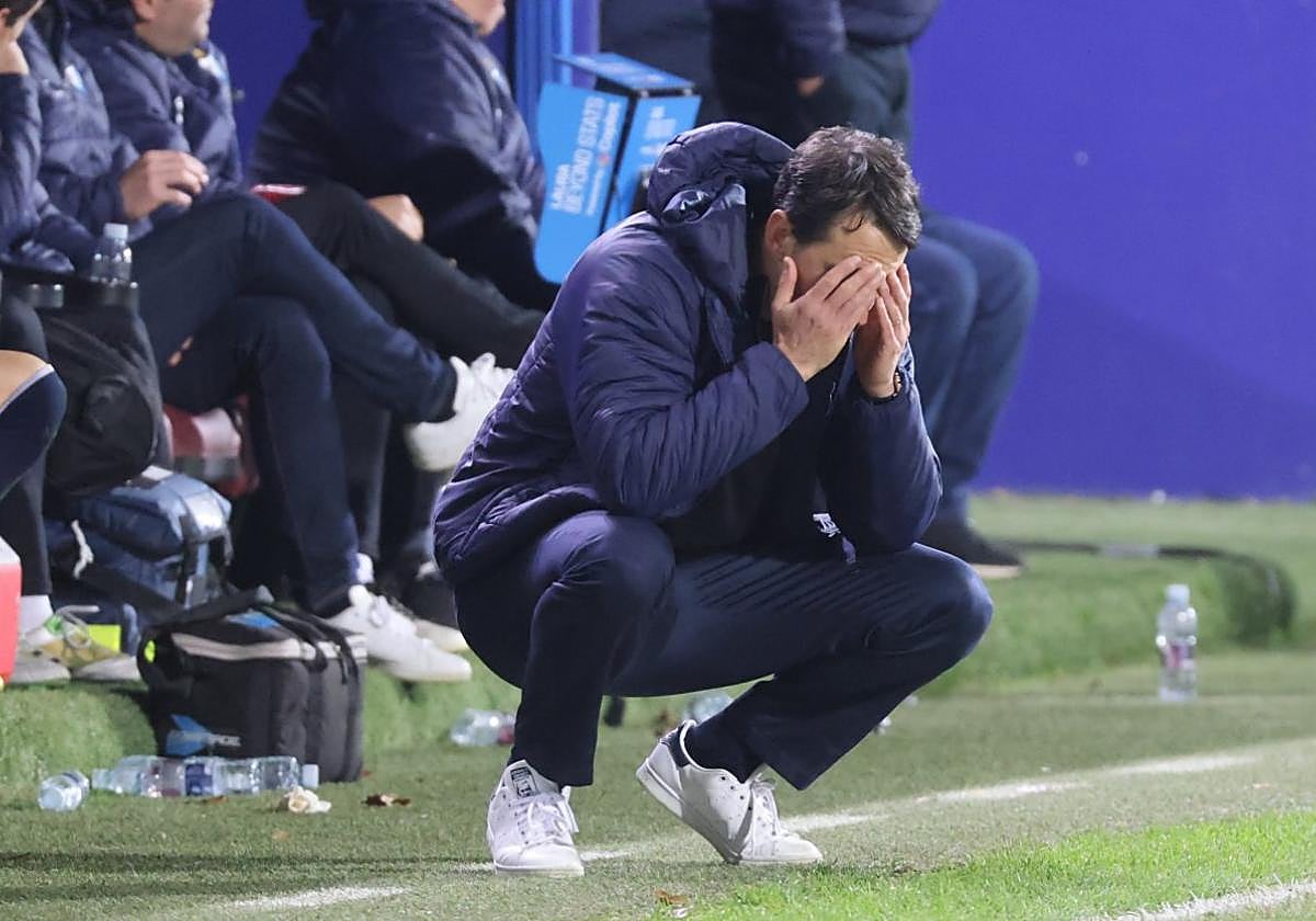 Beñat San José cabizbajo e incrédulo tras una nueva derrota de su equipo el domingo en Ipurua ante la Cultural Leonesa.
