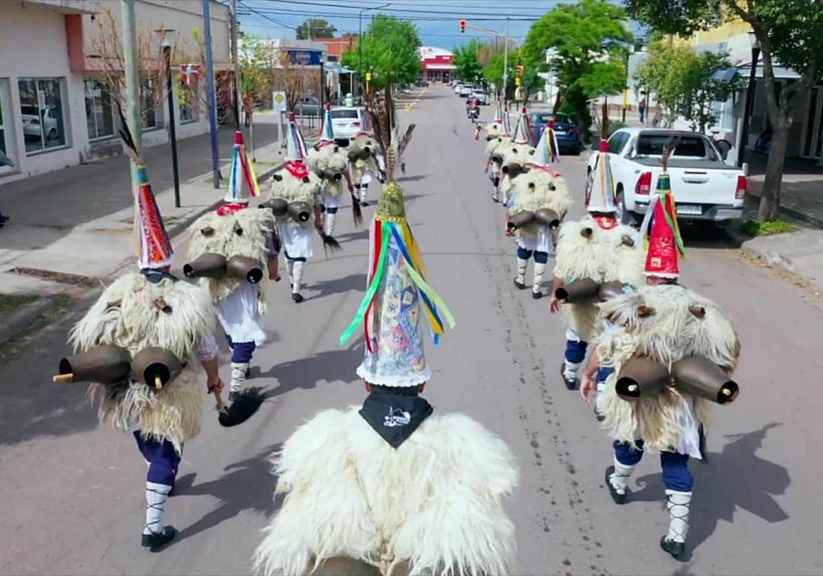 Los joaldunak de Hazparne durante una de las exhibiciones en la localidad argentina de Macachín.