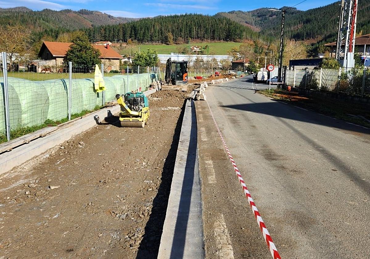 El tramo entre el puente de Torreauzo y Chinchurreta discurre por el margen derecho de la carretera, pasando por el caserío Elazarraga.