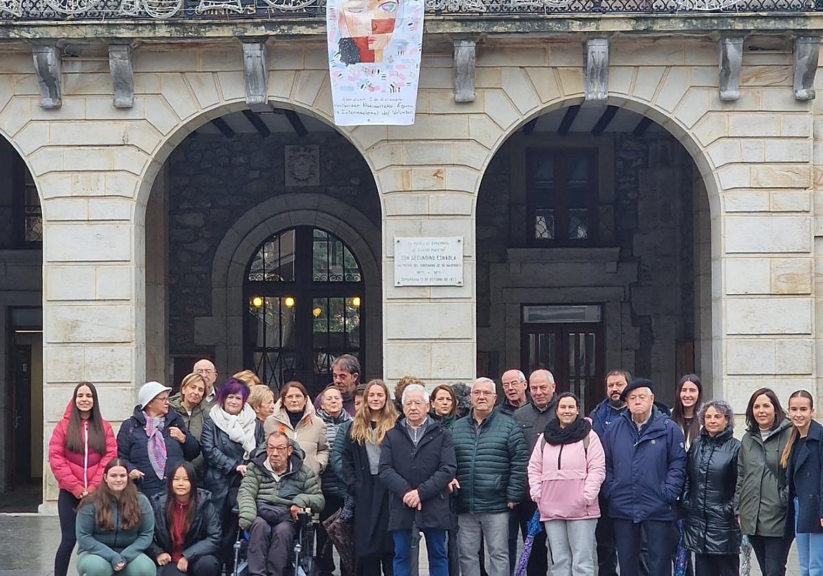 Participativa puesta de la pancarta del 'Día del voluntariado'