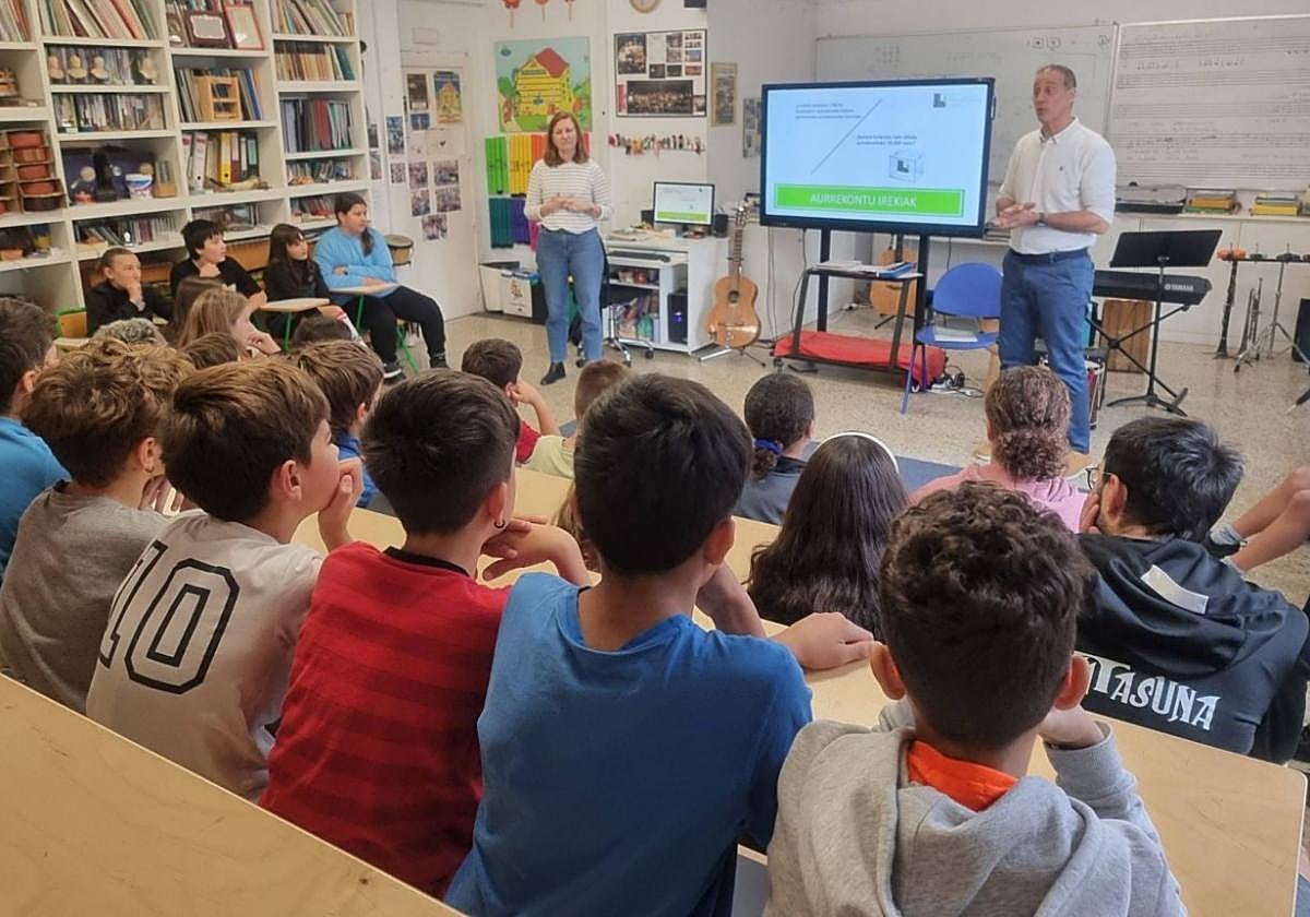Agurtzane Mercader y Jorge Segurado junto a alumnos de uno de los centros educativos de Urnieta.