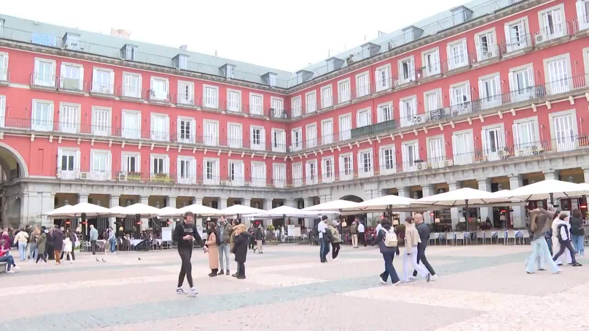 Turistas hacen planes culturales y gastronómicos en Madrid este Viernes Santo