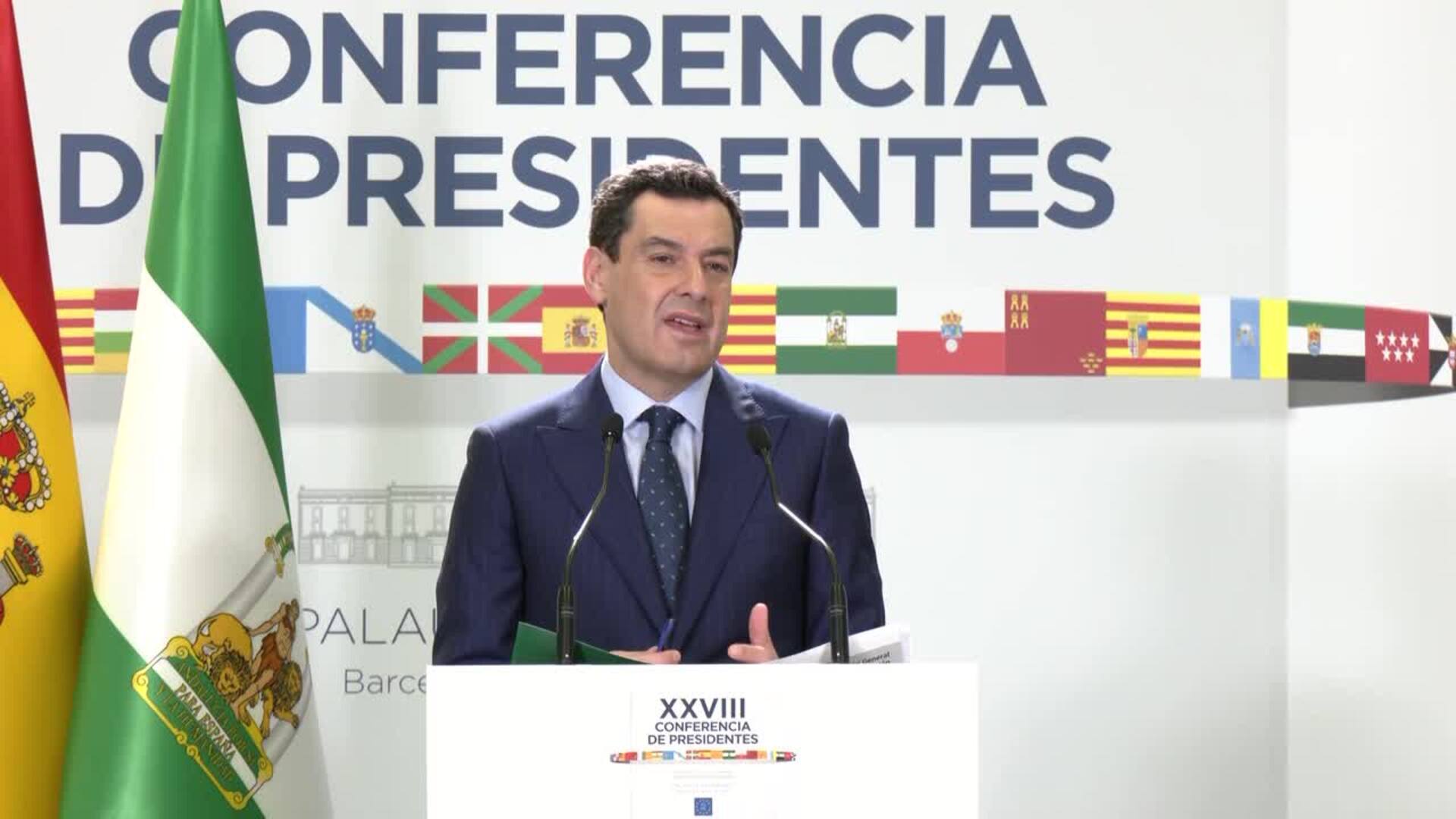 Moreno culpa a Sánchez de la "polémica" por pinganillos y no valora la salida de Ayuso