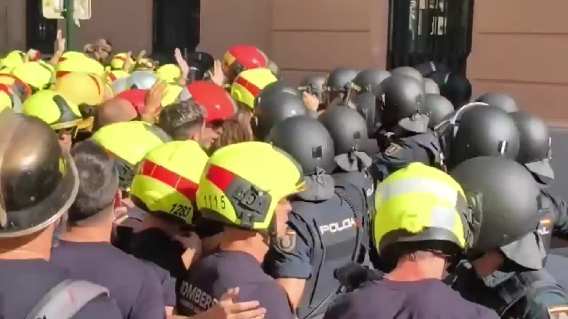 Bomberos denuncian la "precariedad" del servicio en una protesta en Valencia