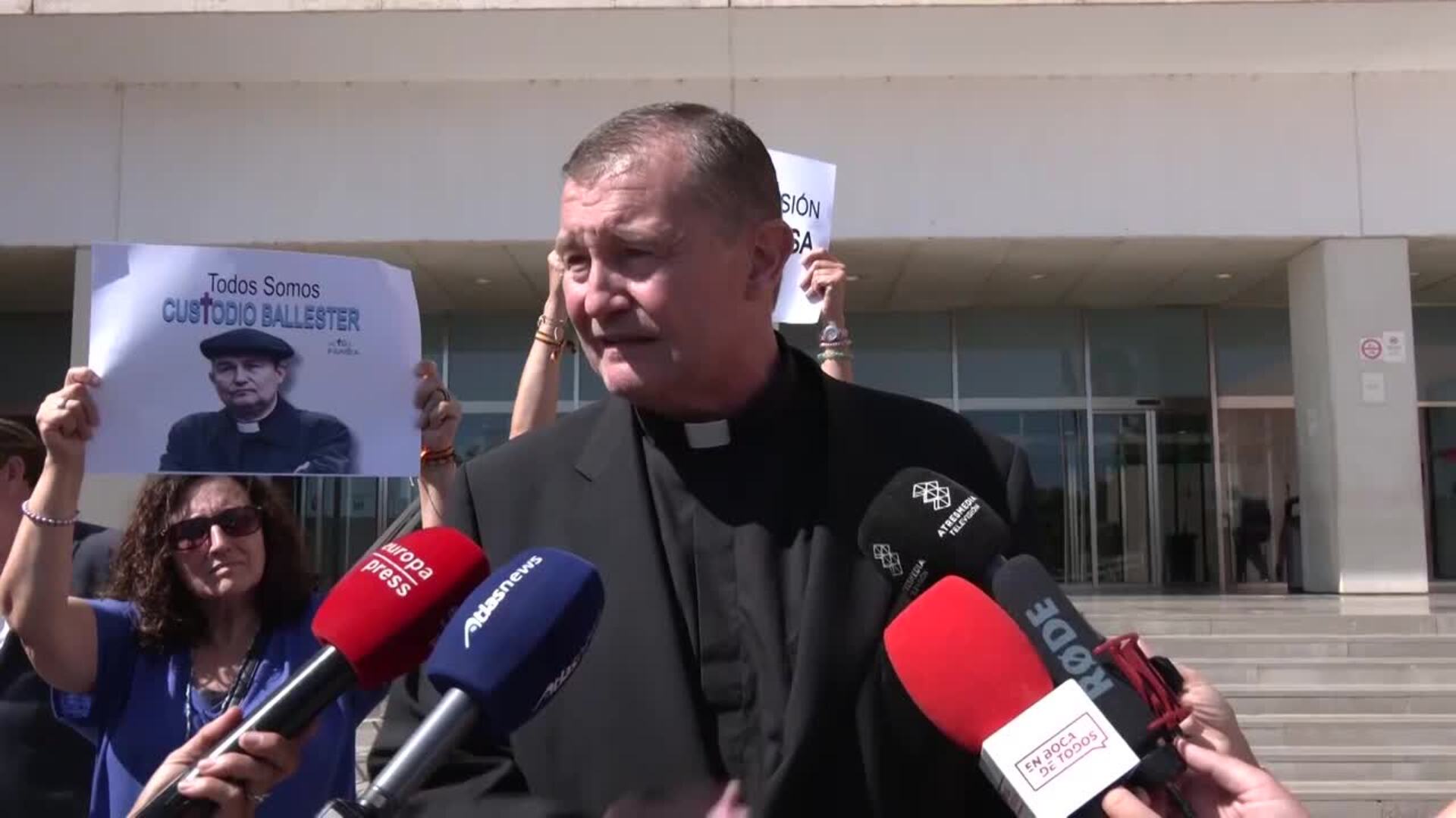 La Fiscalía mantiene acusación para dos curas por delito de odio contra migrantes y musulmanes