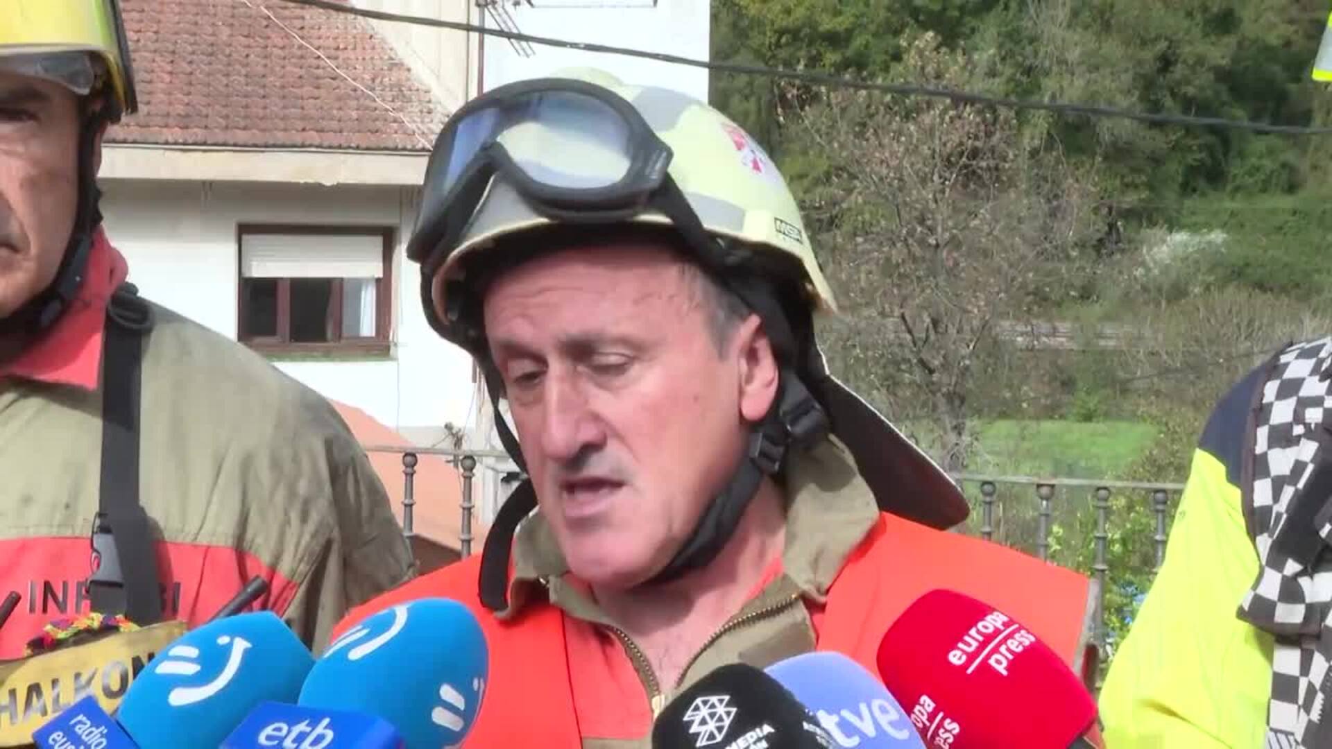 El incendio de Güeñes (Bizkaia) está a punto de extinguirse y ha afectado a unas 10 hectáreas
