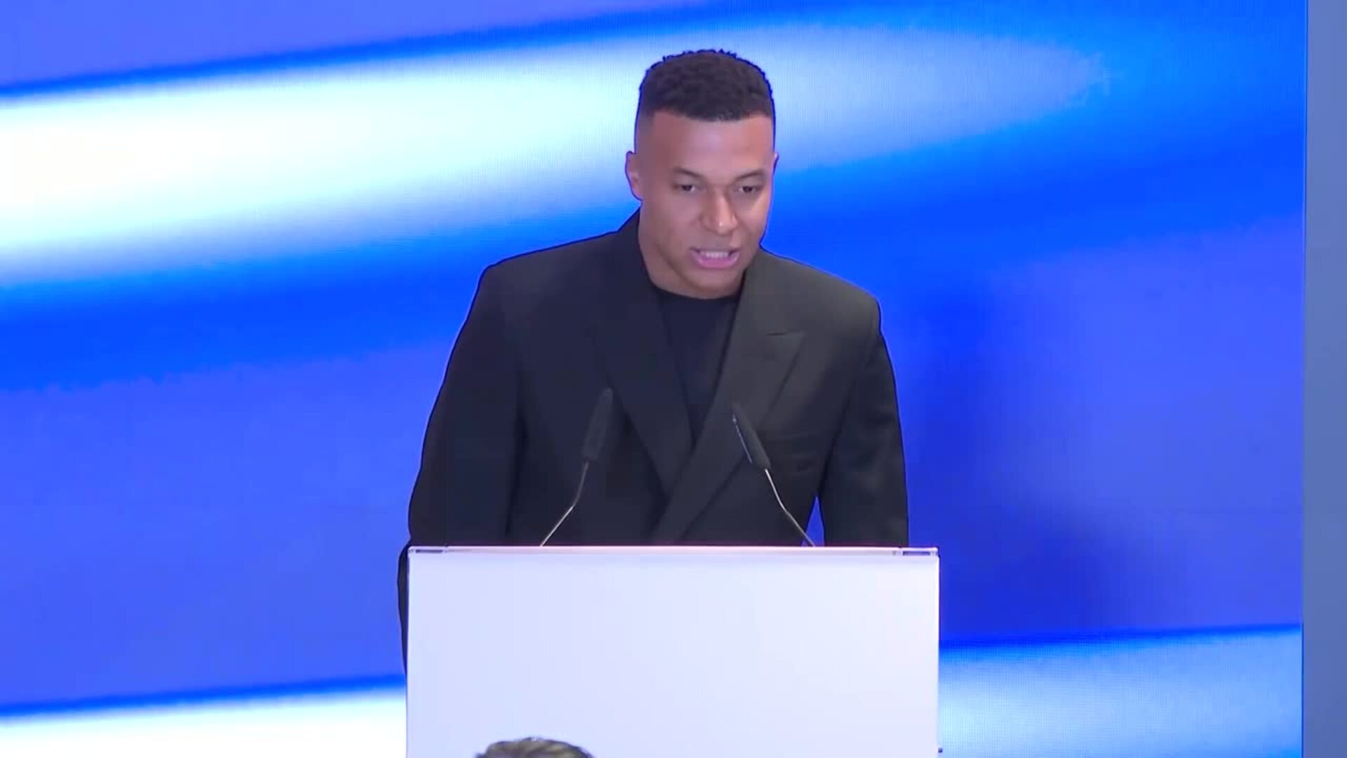 Mbappé recibe la bota de oro: "Espero ganarla este año"