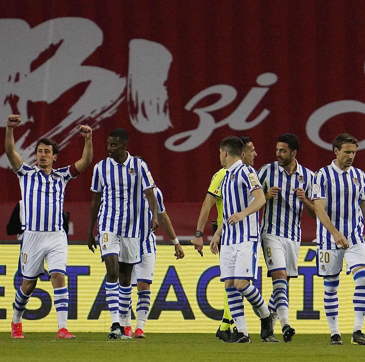 Los jugadores de la Real celebran el gol de Oyarzabal que dio la victoria en la final de Copa ante el Athletic.