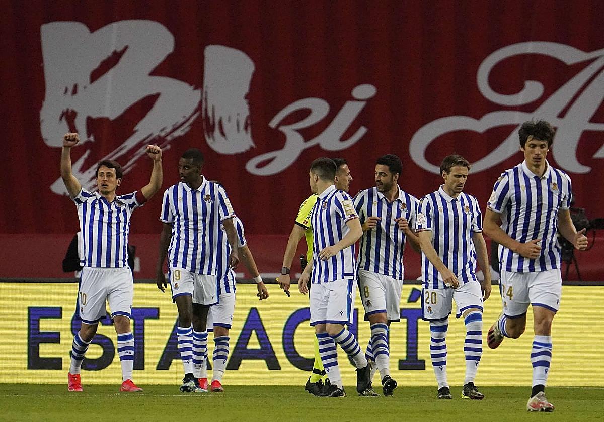 Los jugadores de la Real celebran el gol de Oyarzabal que dio la victoria en la final de Copa ante el Athletic.