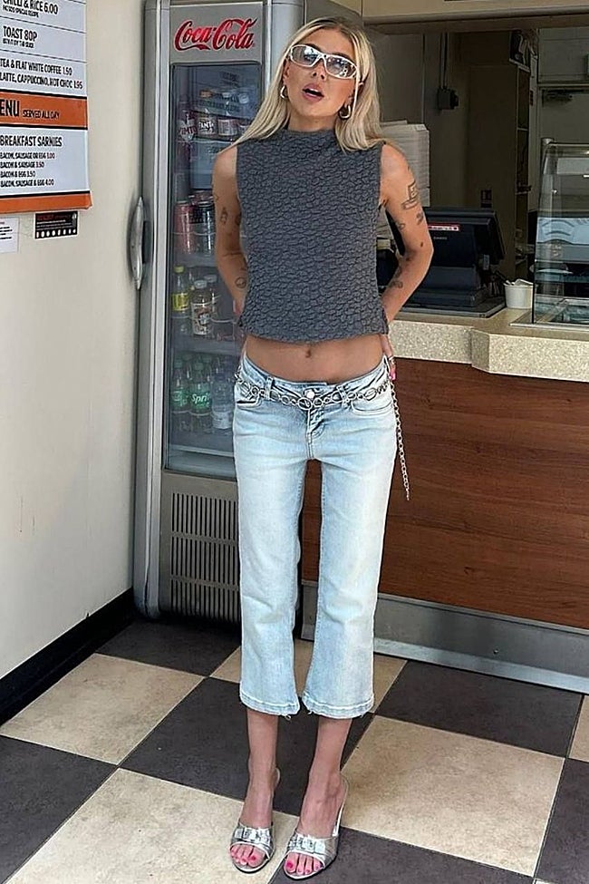 Capri denim con una camiseta estructurada.