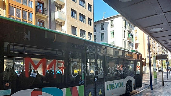 «En un día normal no esperamos más de cinco minutos al bus; hoy llevamos más de quince»