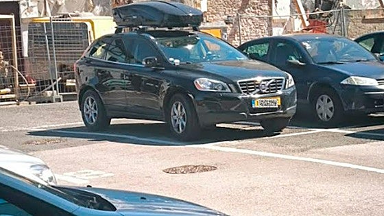 En Behobia los no residentes, aparcan en zona de residentes