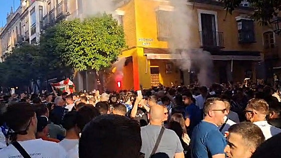 Bufandeo txuri-urdin al ritmo del 'Dale Cavese': la afición de la Real conquista Sevilla
