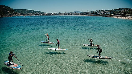 Verano 2026 en el Real Club de Tenis de San Sebastián: deporte y actividades en el mar