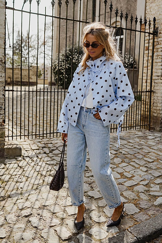 Look de entretiempo con 'bomber' de lunares azul cielo, 'denim' claro y salones.