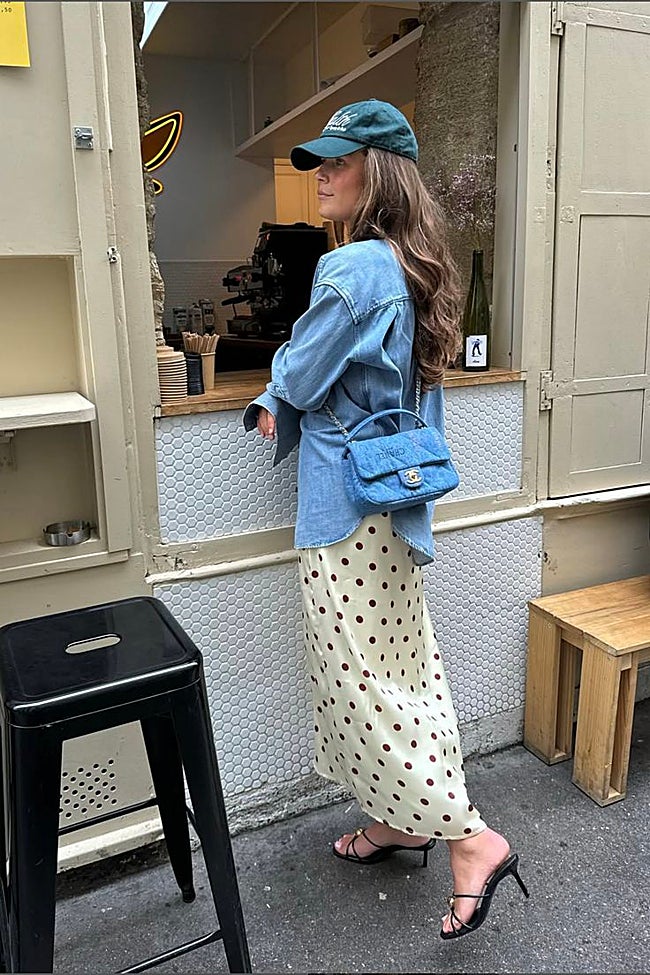 Camisa vaquera 'oversized', falda larga de puntos y sandalias de tacón.