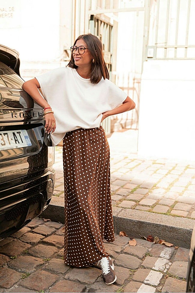Look compuesto por camiseta blanca y falda marrón con lunares
