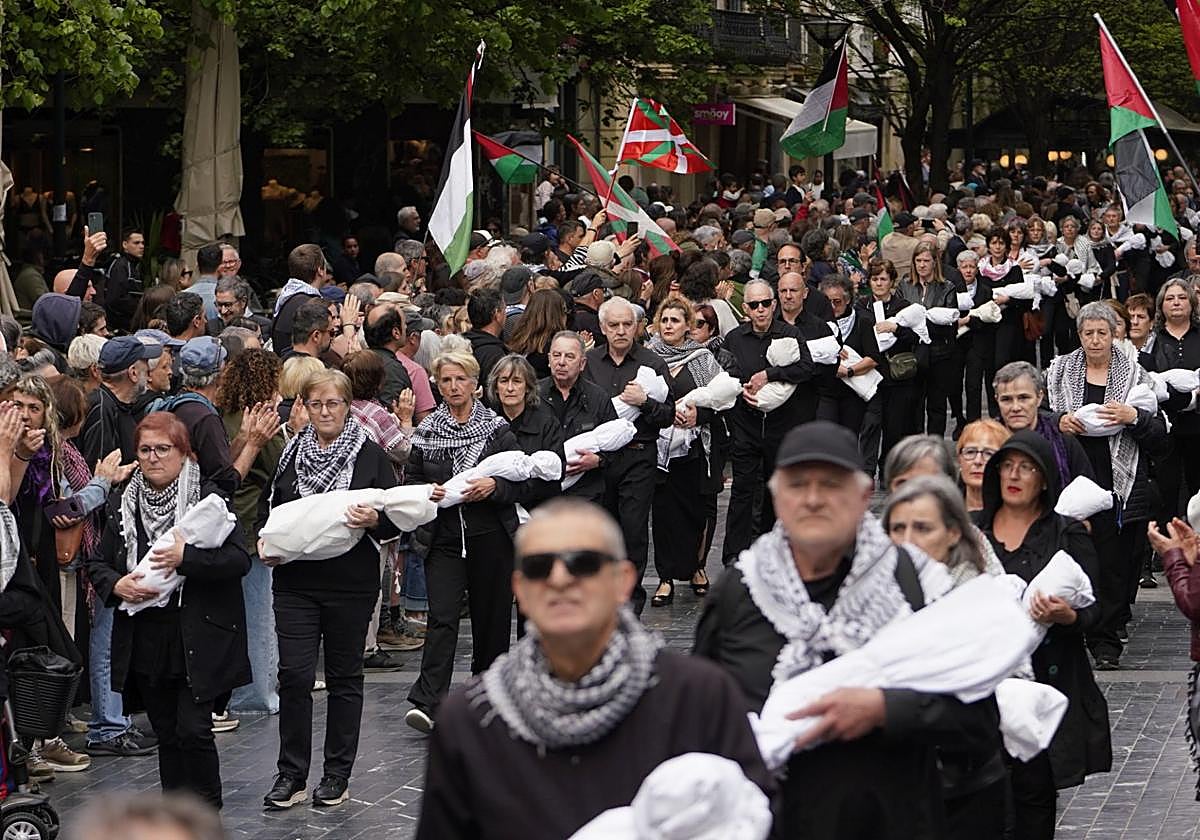 Miles de personas se manifiestan contra «el genocidio y la guerra» por ...