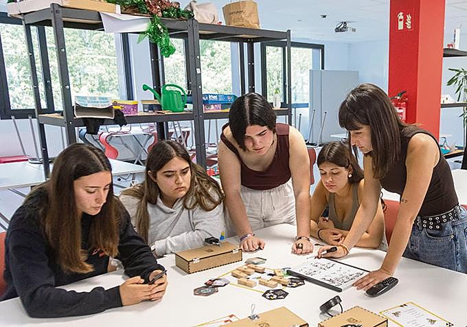 Cooperación. Todos tuvieron que poner de su parte y trabajar en equipo para ir abriendo las cajas y descubrir las soluciones al 'escape room' propuesto por Euskape.